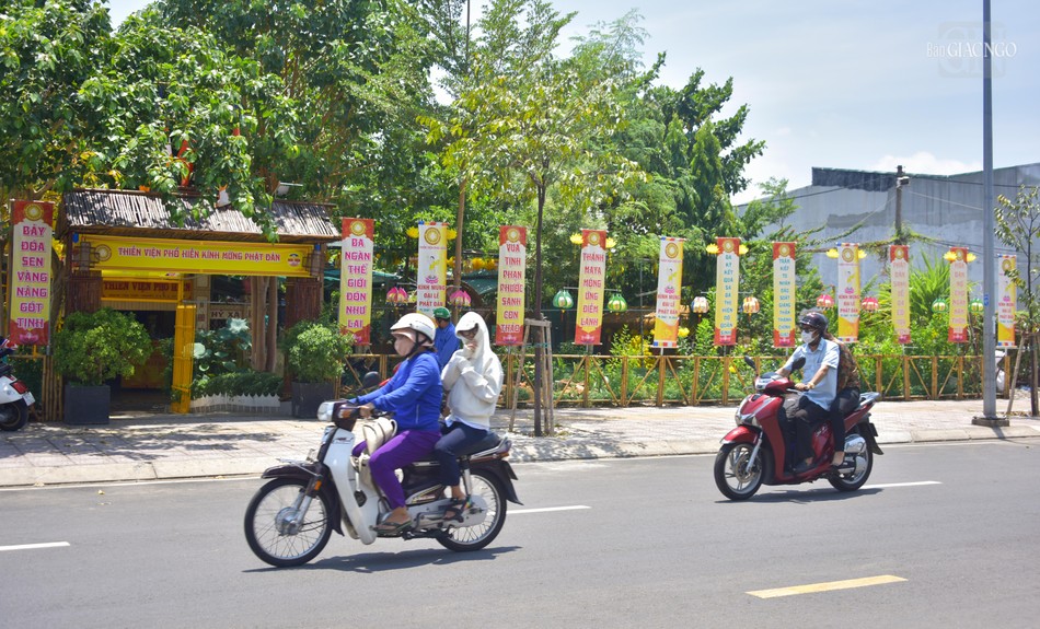 Lồng đèn, pano mừng Đại lễ Phật đản được thiết trí trên con đường Vĩnh Hội