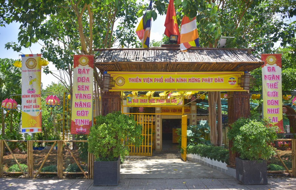 Thiền viện Phổ Hiền tràn ngập pano Kính mừng Đại lễ Phật đản