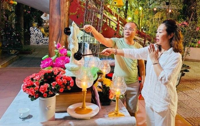 Phật tử thực hiện nghi thức tắm Phật Phật tử thực hiện nghi thức tắm Phật