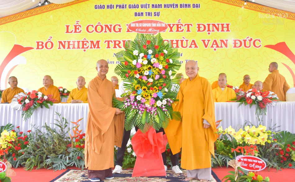 Ban Trị sự Phật giáo tỉnh Bến Tre tặng hoa chúc mừng