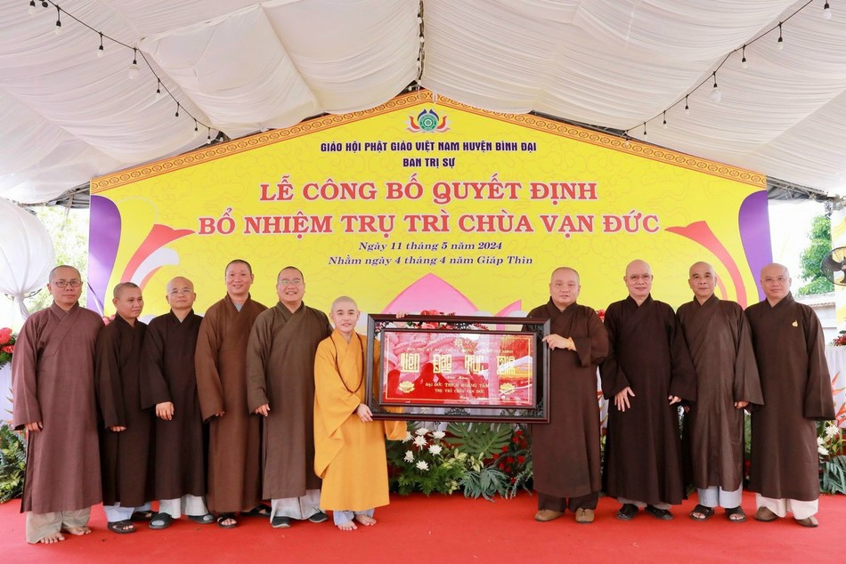 Ban Thư ký Ban Trị sự GHPGVN TP.HCM tặng khánh vàng chúc mừng Đại đức Thích Hoằng Tâm