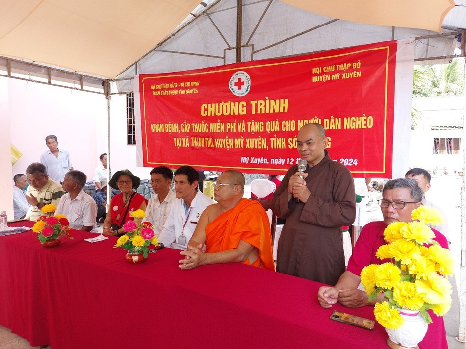 Đại đức Thích Giác Tiến hỏi thăm sức khoẻ người dân