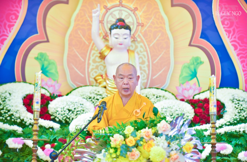 Thượng tọa Thích Huệ Công đọc Diễn văn Phật đản