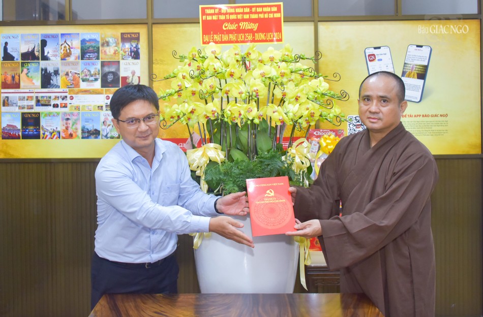 Thượng tọa Thích Tâm Hải tiếp nhận quà chúc mừng của Lãnh đạo Thành ủy - HĐND - UBND - Ủy ban MTTQVN TP.HCM Thượng tọa Thích Tâm Hải tiếp nhận quà chúc mừng của Lãnh đạo Thành ủy - HĐND - UBND - Ủy ban MTTQVN TP.HCM