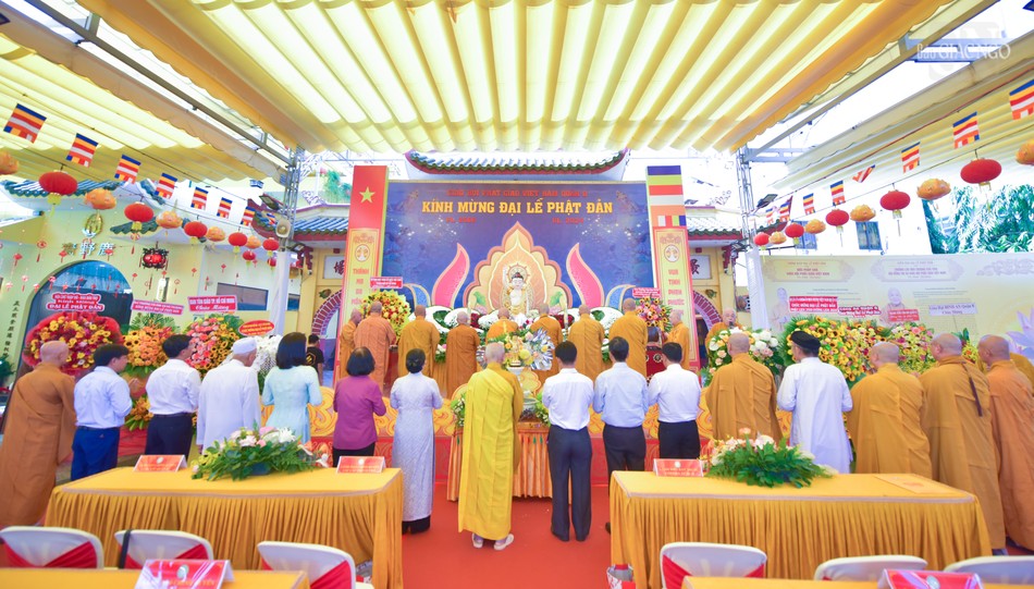 Đại chúng thành kính dâng hương, đồng tụng thời sám Khánh đản