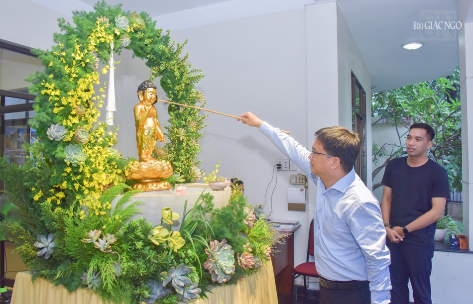 Ông Nguyễn Mạnh Cường thực hiện nghi thức Tắm Phật tại trụ sở tòa soạn Báo Giác Ngộ Ông Nguyễn Mạnh Cường thực hiện nghi thức Tắm Phật tại trụ sở tòa soạn Báo Giác Ngộ