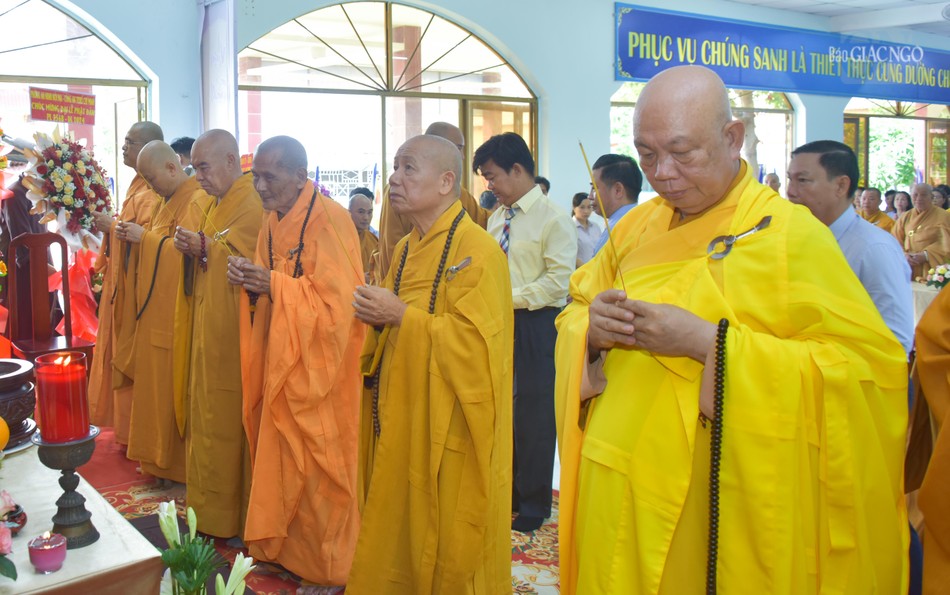 Chư tôn đức thành kính dâng hương, đồng tụng thời sám Khánh đản