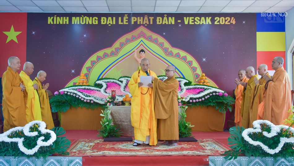 Trưởng lão Hòa thượng Thích Lãng Huỳnh tuyên đọc Thông điệp Phật đản của Đức Pháp chủ GHPGVN