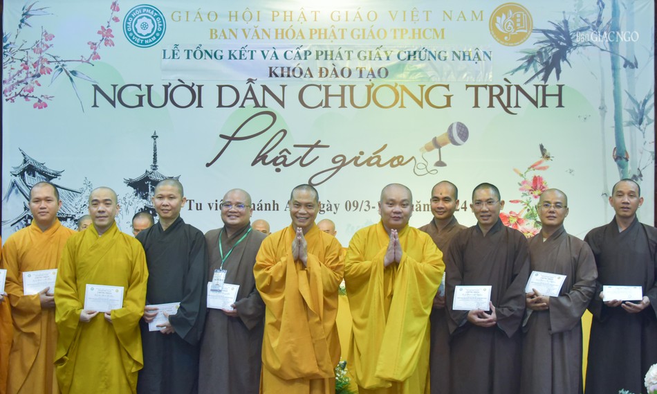 Trao Giấy chứng nhận hoàn thành khóa đào tạo đến các học viên