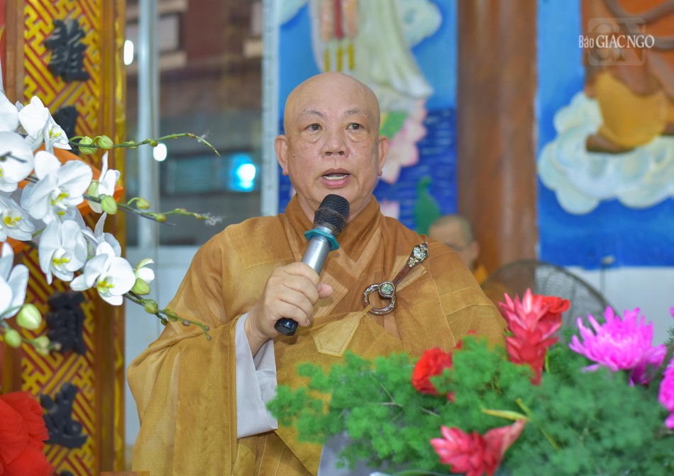 Thượng tọa Thích Thiện Từ đọc Diễn văn Phật đản