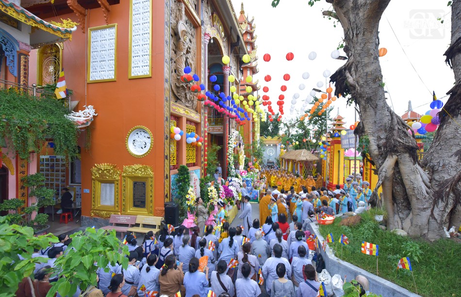 Toàn cảnh Đại lễ Phật đản Phật lịch 2568 của Phật giáo Q.1