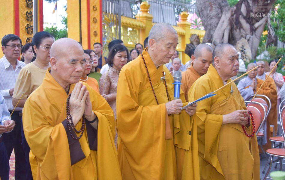 Chư tôn đức niêm hương bạch Phật