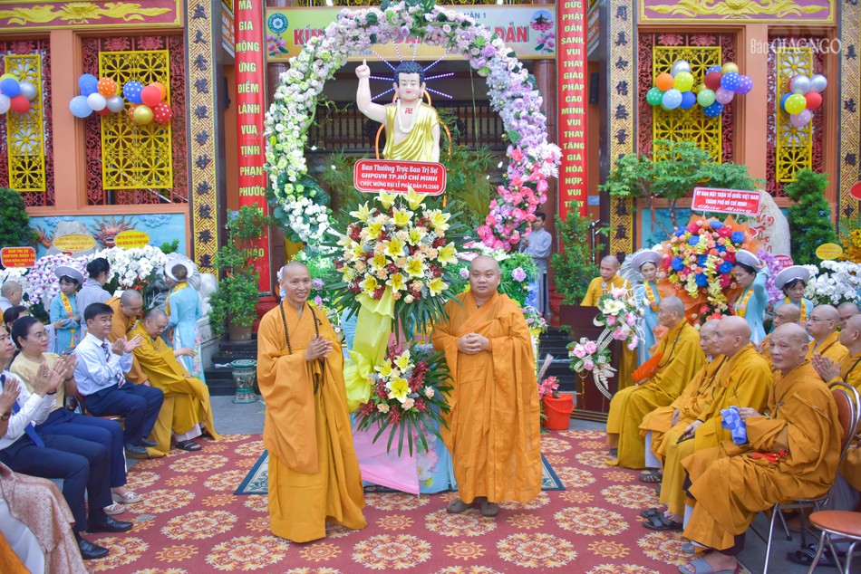 Thượng tọa Thích Minh Quang nhận lẵng hoa chúc mừng của Ban Thường trực Ban Trị sự GHPGVN do Thượng tọa Thích Trung Nguyện trao tặng