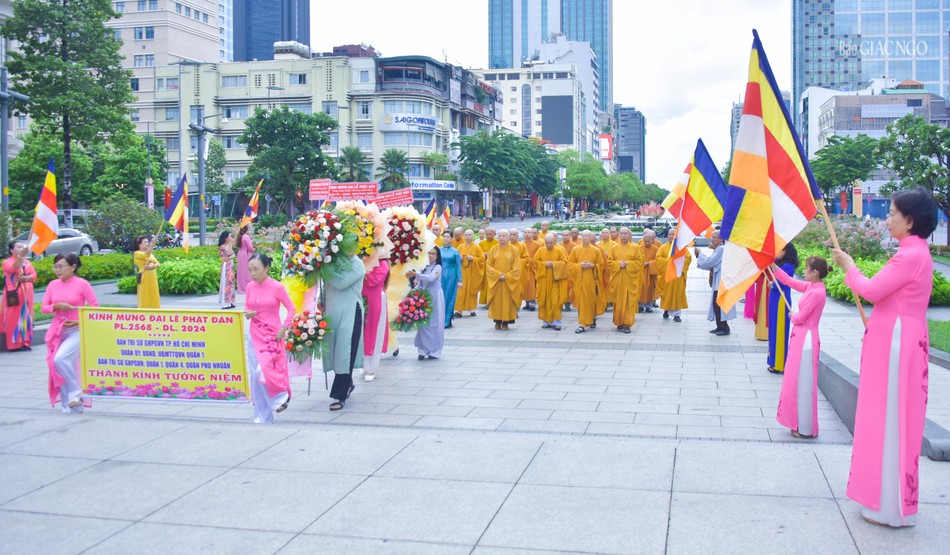Dâng hoa tại tượng đài Chủ tịch Hồ Chí Minh