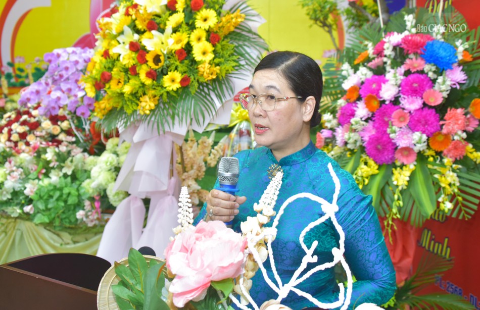 Bà Hoàng Thị Tố Nga phát biểu chúc mừng