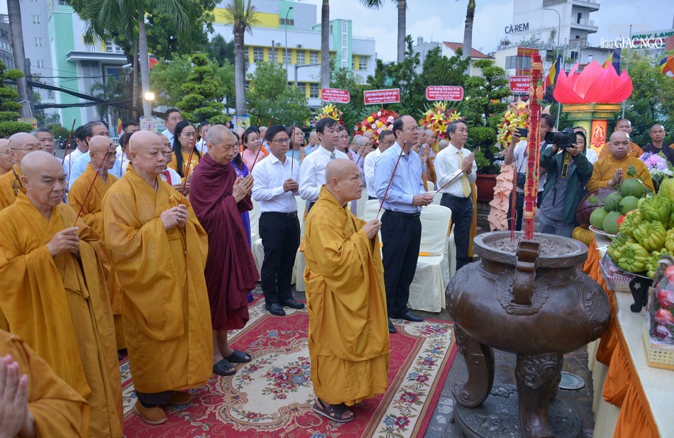 Lãnh đạo TP.HCM tham dự dâng hương