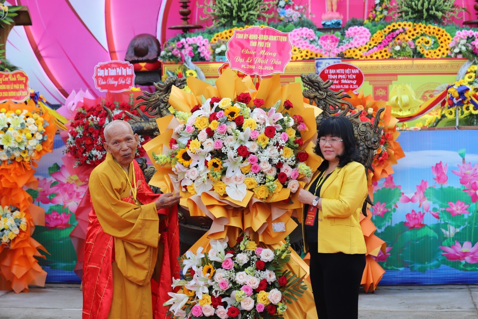 Bà Hồ Thị Nguyên Thảo, Phó Chủ tịch UBND tỉnh Phú Yên tặng hoa chúc mừng