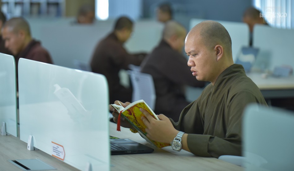 Chăm chú trong từng trang sách