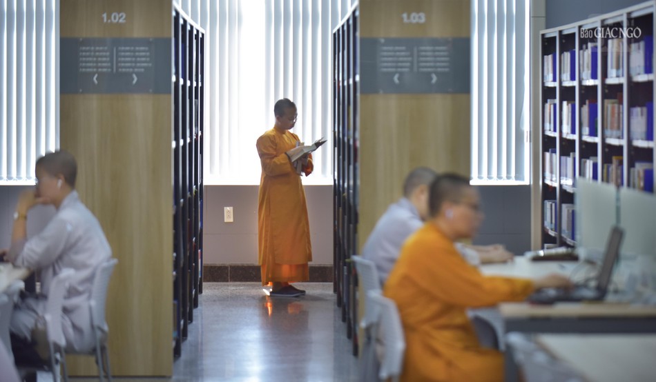 Không gian yên tĩnh với đầy đủ các khu vực chức năng, bao gồm: không gian cho các dịch vụ thông tin, không gian học tập chung, không gian nghiên cứu... giúp các hành giả thoải mái nghiên cứu, học tập