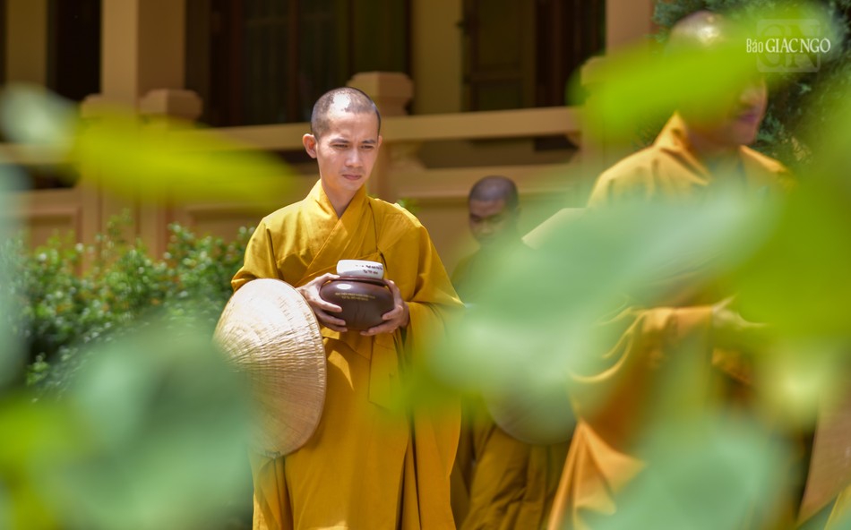Theo từ điển Phật học Huệ Quang định nghĩa: “Quá đường, còn gọi là thượng đường hay phó đường, nơi Tăng chúng đến thọ thực mà tâm không tham”