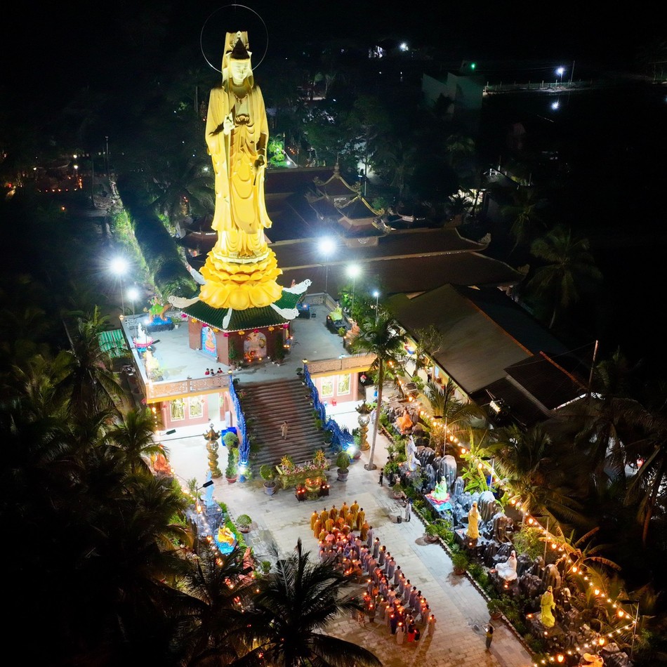 Tôn tượng Bồ-tát Quan Thế Âm tại chùa Kim Thiền Tôn tượng Bồ-tát Quan Thế Âm tại chùa Kim Thiền