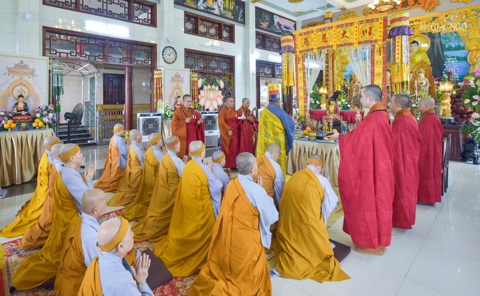 Khóa kinh cầu nguyện tại chùa Pháp Quang Khóa kinh cầu nguyện tại chùa Pháp Quang