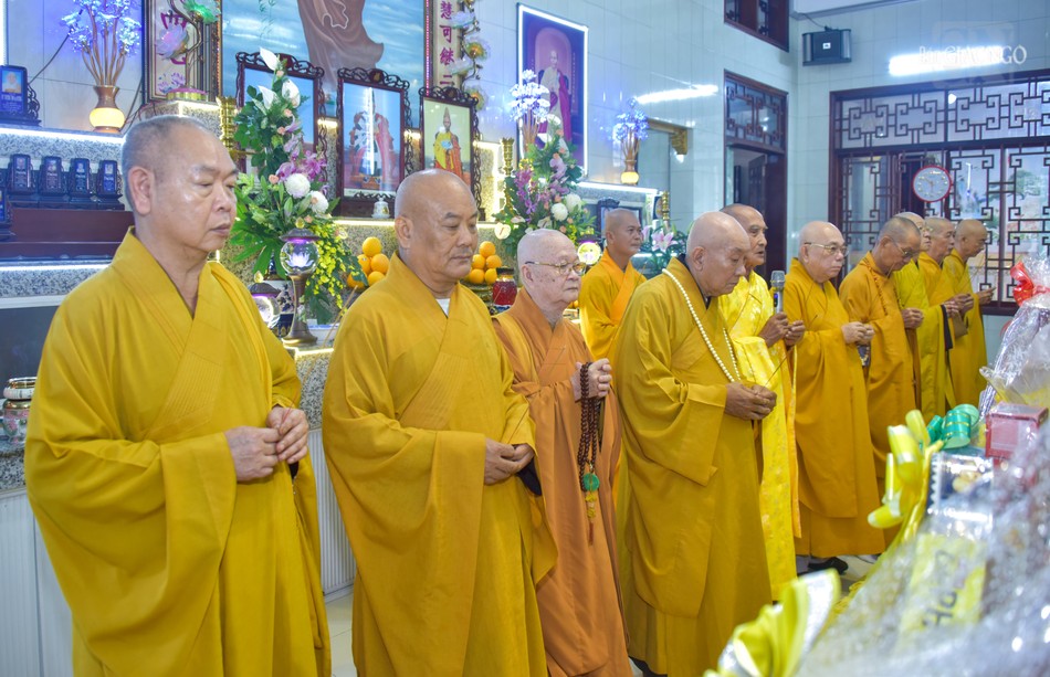 Chư tôn giáo phẩm dâng hương cầu nguyện Giác linh Ni trưởng cao đăng Phật quốc Chư tôn giáo phẩm dâng hương cầu nguyện Giác linh Ni trưởng cao đăng Phật quốc