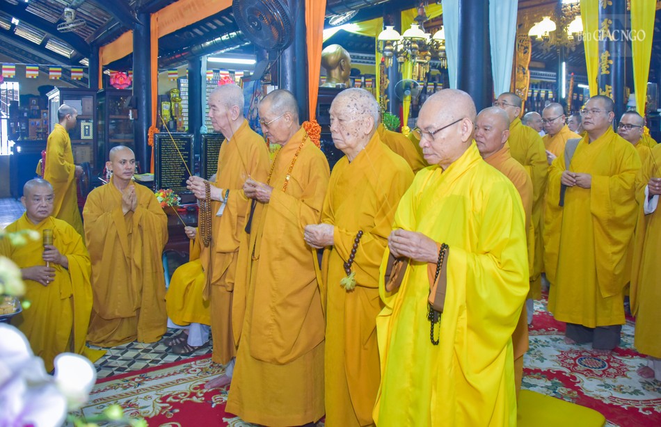 Chư tôn đức dâng hương tưởng niệm Chư tôn đức dâng hương tưởng niệm