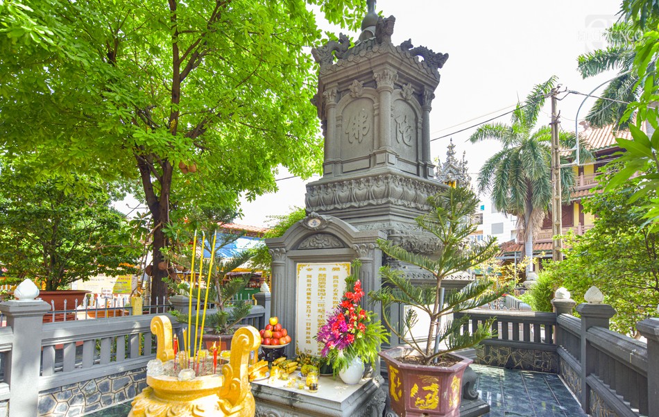 Bảo tháp Hòa thượng Thích Huệ Sanh trong khuôn viên tổ đình Giác Lâm Bảo tháp Hòa thượng Thích Huệ Sanh trong khuôn viên tổ đình Giác Lâm