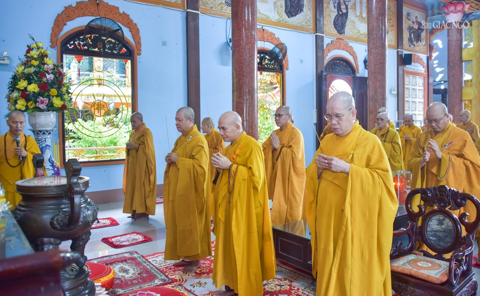 Niêm hương, đảnh lễ Tam bảo