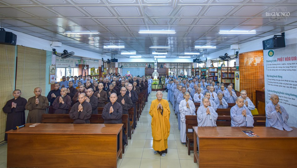 Chụp ảnh lưu niệm cùng các hành giả Chụp ảnh lưu niệm cùng các hành giả