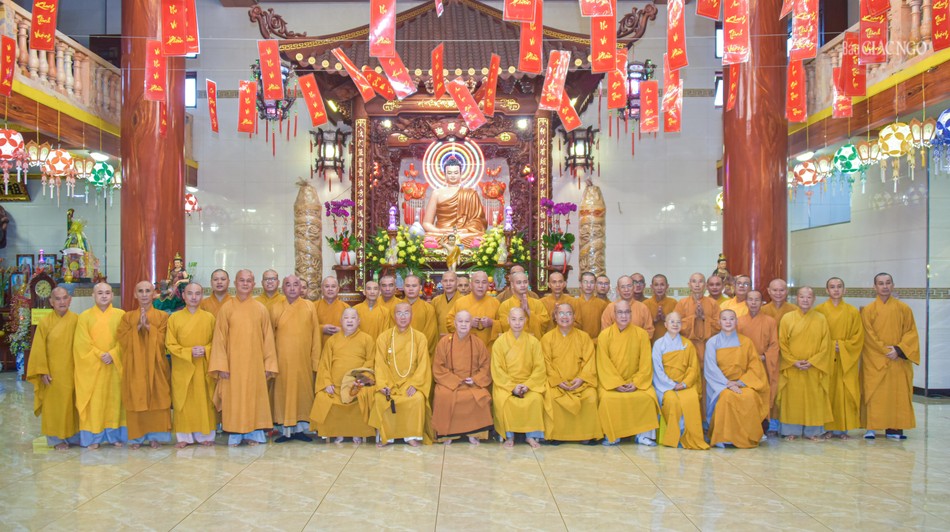 Chụp ảnh lưu niệm tại hạ trường chùa Quan Âm