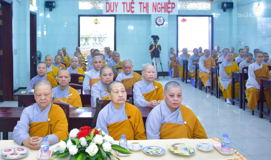 Hạ trường chùa Pháp Quang hiện có 110 hành giả, với 53 vị an cư tập trung và 57 hành giả tùng hạ. Ni trưởng Thích nữ Tắc Sen, Ni trưởng Thích nữ Tắc Bửu, Ni trưởng Thích nữ Hiền Thủ làm Thiền chủ; Ni trưởng Thích nữ Tắc Mẫn và Ni sư Thích nữ Huệ Tuyến làm Hóa chủ