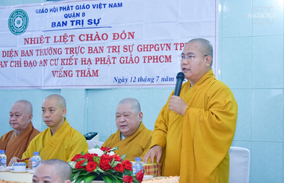 Thượng tọa Thích Hải Đạt giới thiệu các thành viên trong đoàn Ban Trị sự GHPGVN TP.HCM