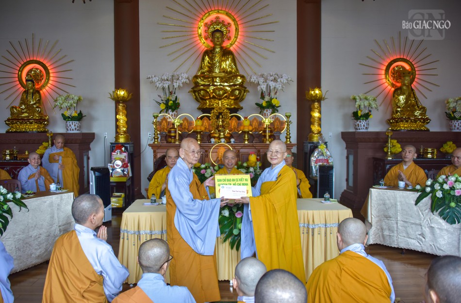 Trao tịnh tài cúng dường đến Ban Chức sự hạ trường tu viện Định Thành