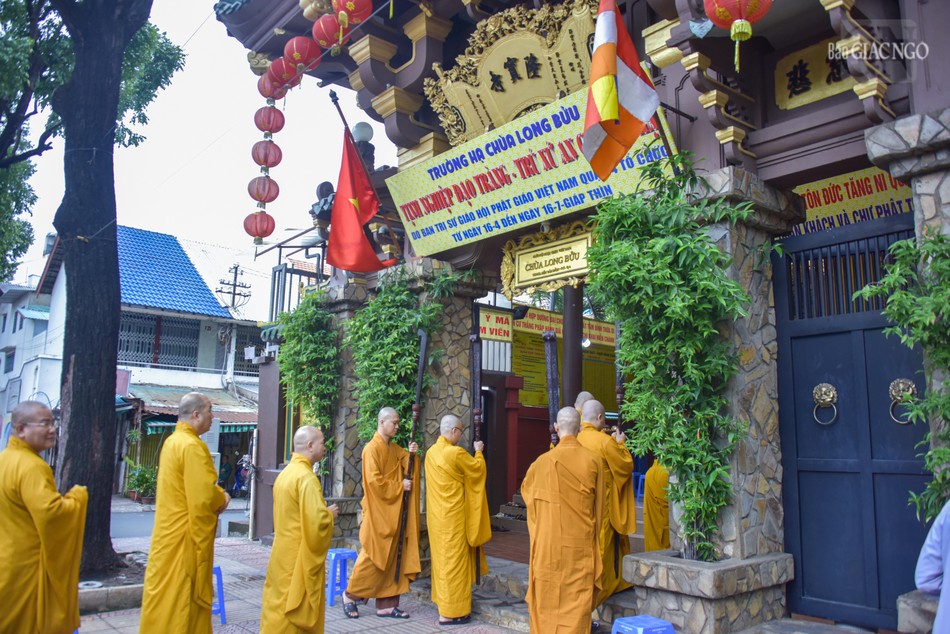 Đoàn đến thăm các hành giả an cư tại hạ trường chùa Long Bửu (Q.4)