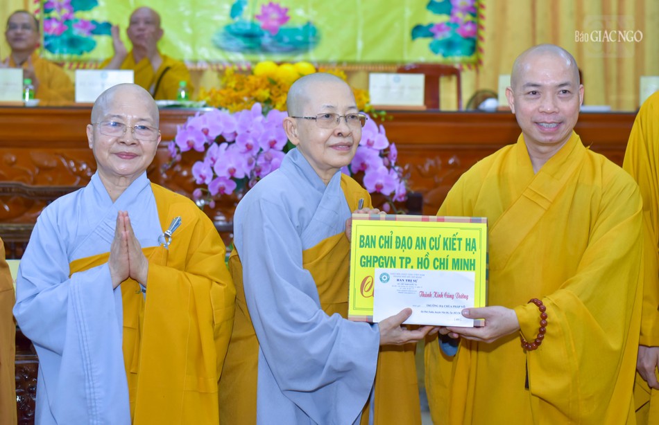 Trao tịnh tài đến Ban Chức sự hạ trường chùa Pháp Võ