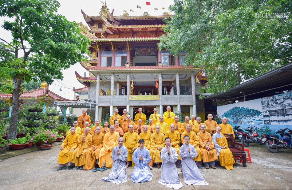 Chụp hình lưu niệm cùng các hành giả tại chùa Đức Phú