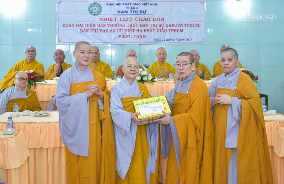 Đại diện hạ trường chùa Pháp Quang nhận tịnh tài cúng dường