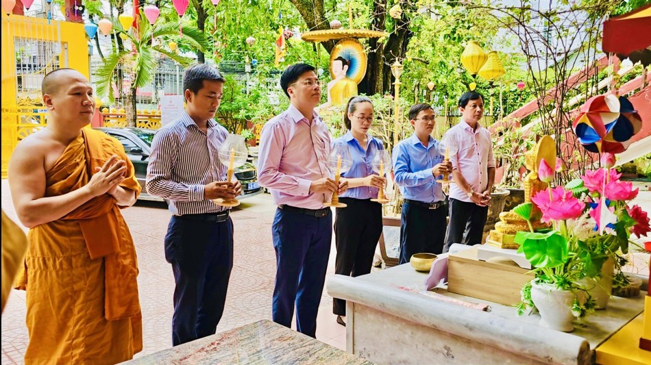 Đoàn Ban Tôn giáo TP.Đà Nẵng dâng hương Tam bảo