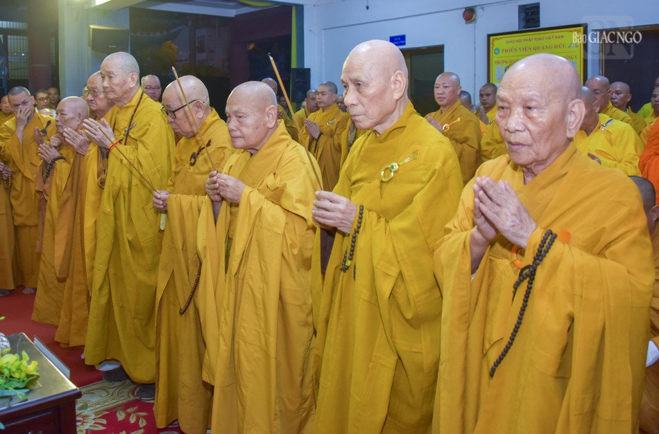 Chư tôn giáo phẩm niêm hương Tam bảo