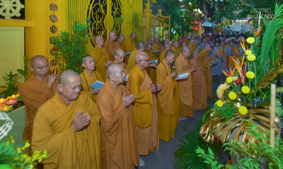 Chư Tăng thực hiện khóa lễ dưới tượng đài Bồ-tát Quán Thế Âm tại tổ đình Vạn Thọ (Q.1)