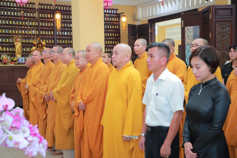 Thượng tọa Thích Nhật Thiện, Trưởng ban Trị sự GHPGVN Q.10 và ông Đoàn Hồng Hiệp, Chủ tịch Ủy ban MTTQVN quận tham dự lễ tưởng niệm - Ảnh: Trung Thắng Thượng tọa Thích Nhật Thiện, Trưởng ban Trị sự GHPGVN Q.10 và ông Đoàn Hồng Hiệp, Chủ tịch Ủy ban MTTQVN quận tham dự lễ tưởng niệm - Ảnh: Trung Thắng