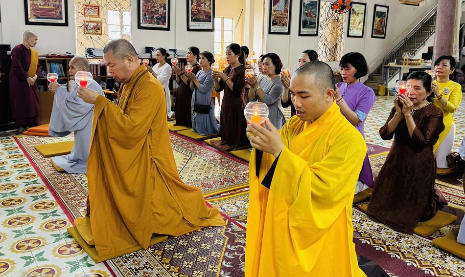 Thượng tọa Thích Pháp Châu hướng dẫn các thành viên dâng nến cúng dường Tam bảo Thượng tọa Thích Pháp Châu hướng dẫn các thành viên dâng nến cúng dường Tam bảo