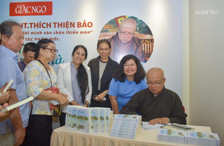 Tác giả ký tặng sách