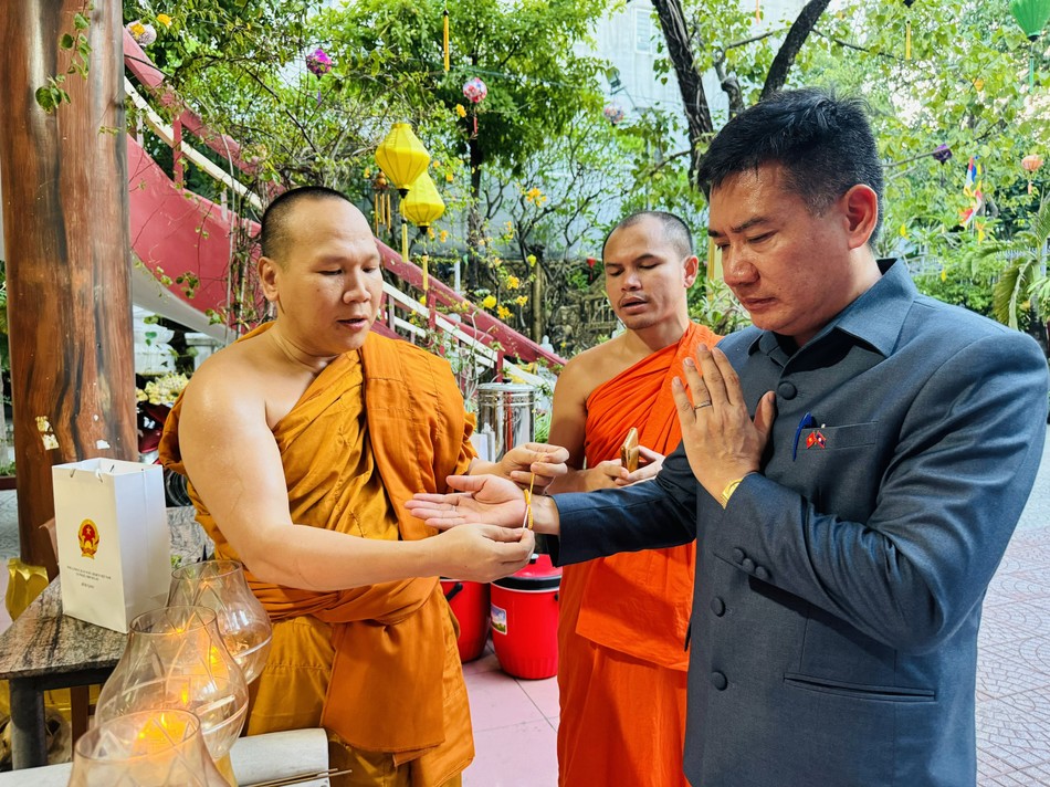 Đại đức Thích Pháp Hiếu buộc chỉ tay cầu bình an đến ông Tổng Lãnh sự Việt Nam tại Paksé (Lào)