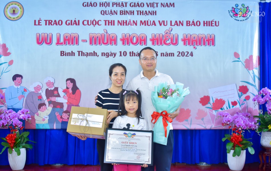 Bé Nguyễn Tố Uyên bên ba mẹ Bé Nguyễn Tố Uyên bên ba mẹ