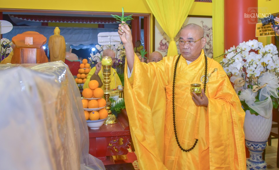 Trưởng lão Hòa thượng Thích Lãng Huỳnh cử hành nghi thức sái tịnh kim quan