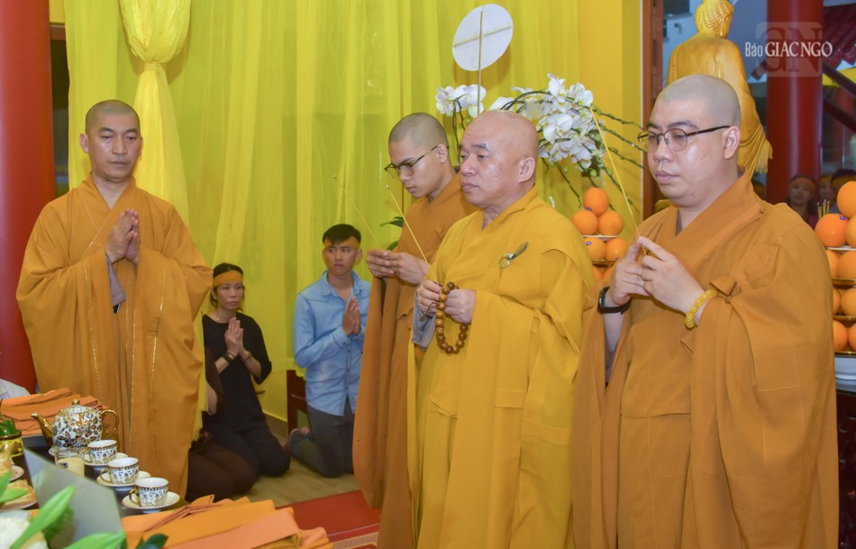 Ban Trị sự GHPGVN Q.10 do Thượng tọa Thích Nhật Thiện làm trưởng đoàn viếng tang