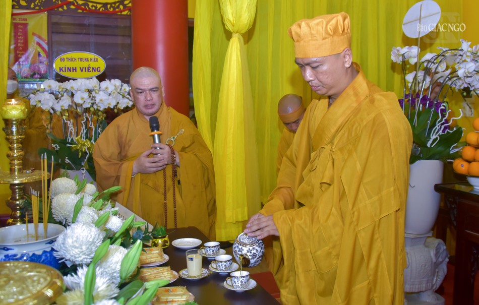 Dâng trà cúng dường Giác linh Hòa thượng